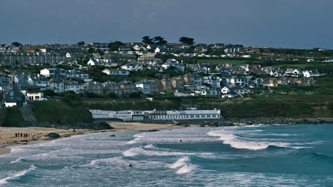 Cornwall — DSCF1361 Porthmeor Road, St. Ives, UK | XF16-55mm f4.3 1/17000s ISO1600
