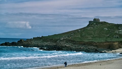 Cornwall — DSCF1364 Porthmeor Road, St. Ives, UK | XF16-55mm f3.4 1/32000s ISO1600