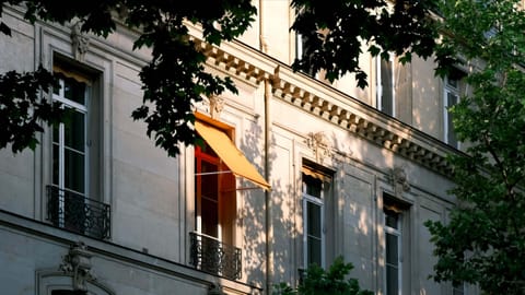 Paris — DSCF0865 Rue Jean Mermoz, 8th Arrondissement of Paris, Paris | XF90mm f6.6 1/270s ISO1600