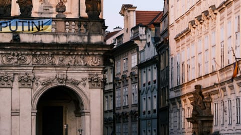 Streetscape - Staré Město — DSCF4303 90mm f2.8 1/450s ISO320