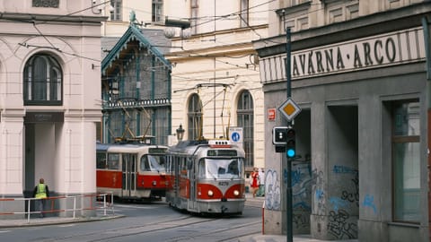 Streetscape - Staré Město — DSCF4409 90mm f10.0 1/300s ISO640