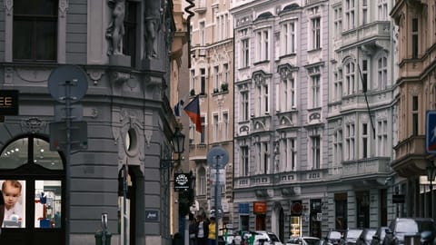 Streetscape - Staré Město — DSCF4546 90mm f2.0 1/300s ISO160