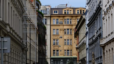 Streetscape - Staré Město — DSCF4631 90mm f5.0 1/750s ISO320